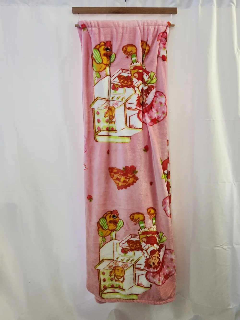 Strawberry Shortcake Berry Bake Shoppe Oversized Plush Throw Blanket
